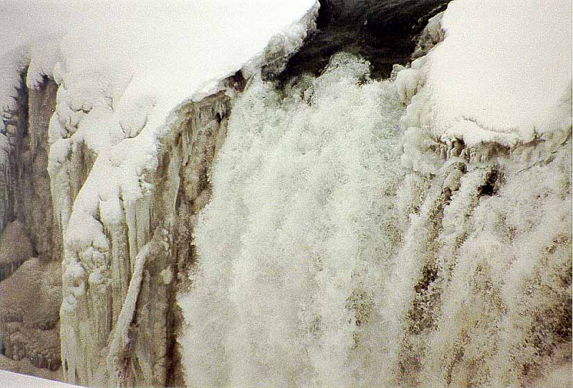 IJ_NY_1_06A_gulfuss_waterval_detail.jpg (96772 bytes)