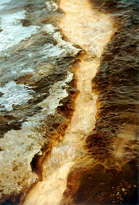 IJ_NY_1_10A_geysir_water_uitloop_detail2.jpg (103312 bytes)