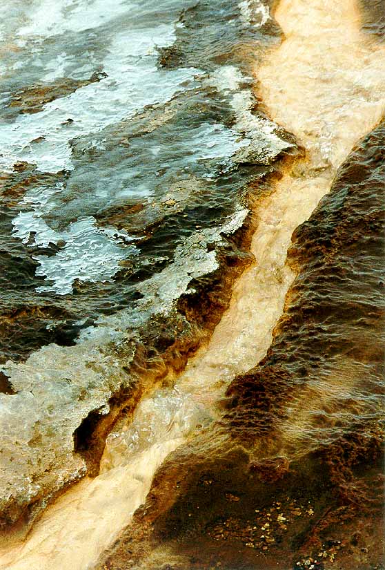 IJ_NY_1_11A_geysir_water_uitloop_detail.jpg (124884 bytes)