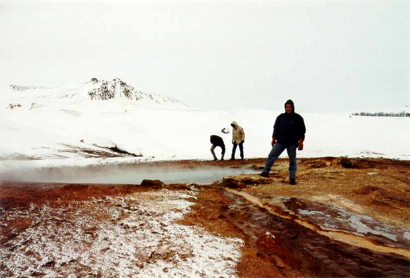 IJ_NY_1_13A_geysir_ser_rene_ralph_poel_water.jpg (61439 bytes)