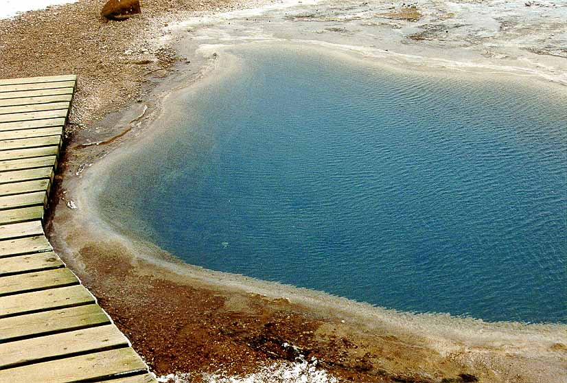 IJ_NY_1_14A_geysir_poel_water.jpg (115661 bytes)