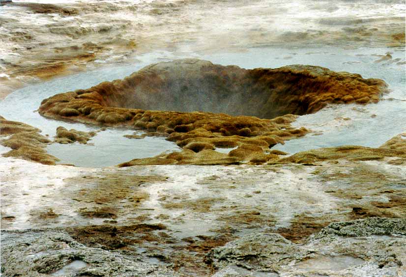 IJ_NY_1_15A_geysir_gat_water.jpg (87689 bytes)