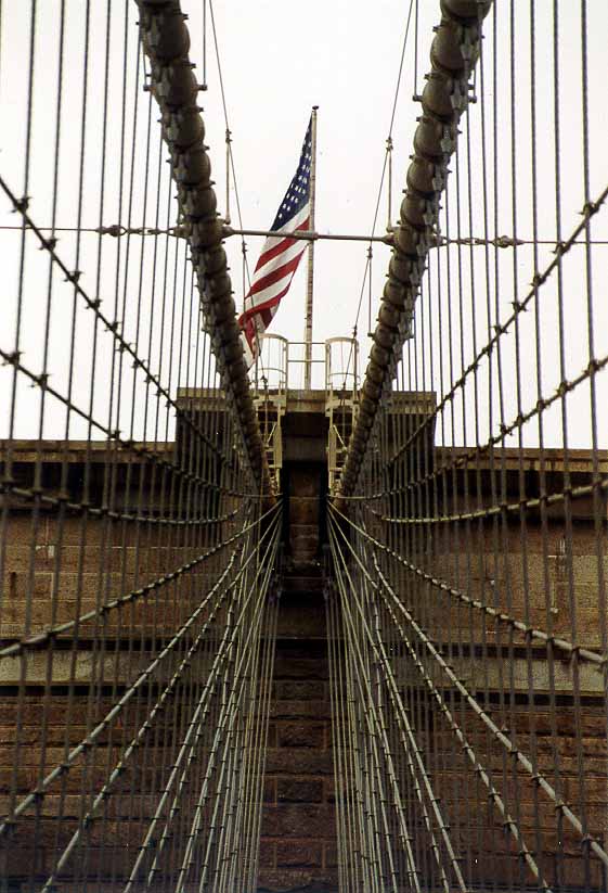 IJ_NY_2_04A_NY_brooklin_bridge_vlag.jpg (79310 bytes)