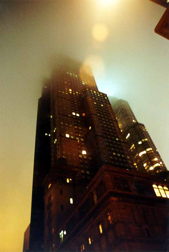IJ_NY_2_18A_NY_by_night_wolkenkrabber_in_de_mist.jpg (35964 bytes)