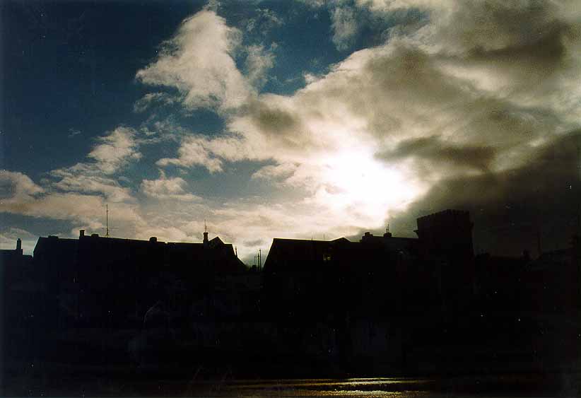 IJ_NY_2_25A_reykjavic_oude_gebouwen_tegen_zon.jpg (32634 bytes)