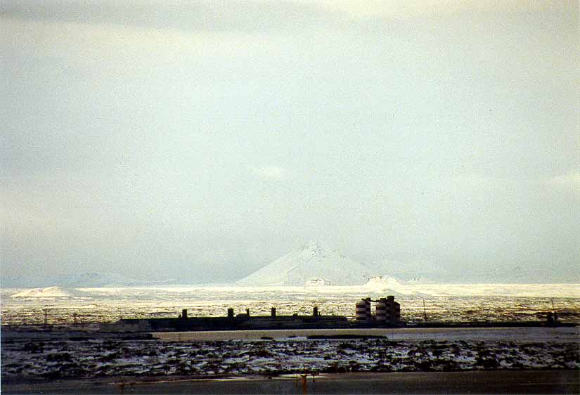 IJ_NY_2_31A_reykjavic_landschap_richting_keflavic.jpg (52346 bytes)