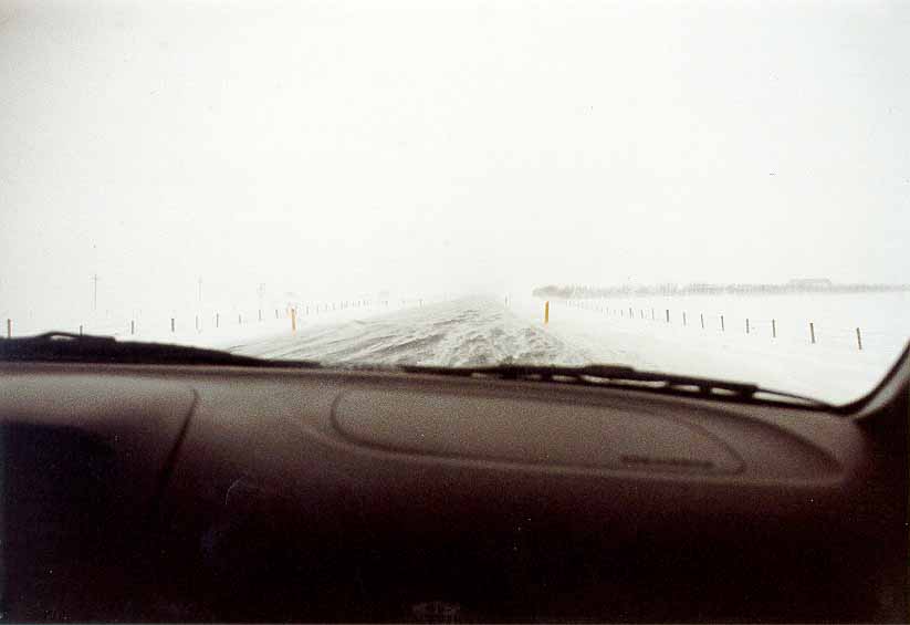IJ_NY_2_36A_auto_weg_met_sneeuw.jpg (26813 bytes)